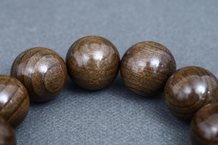 金丝楠阴沉木手串怎么盘玩?从园艺到文玩的自然之道 二、盘玩前的准备:净手与工具