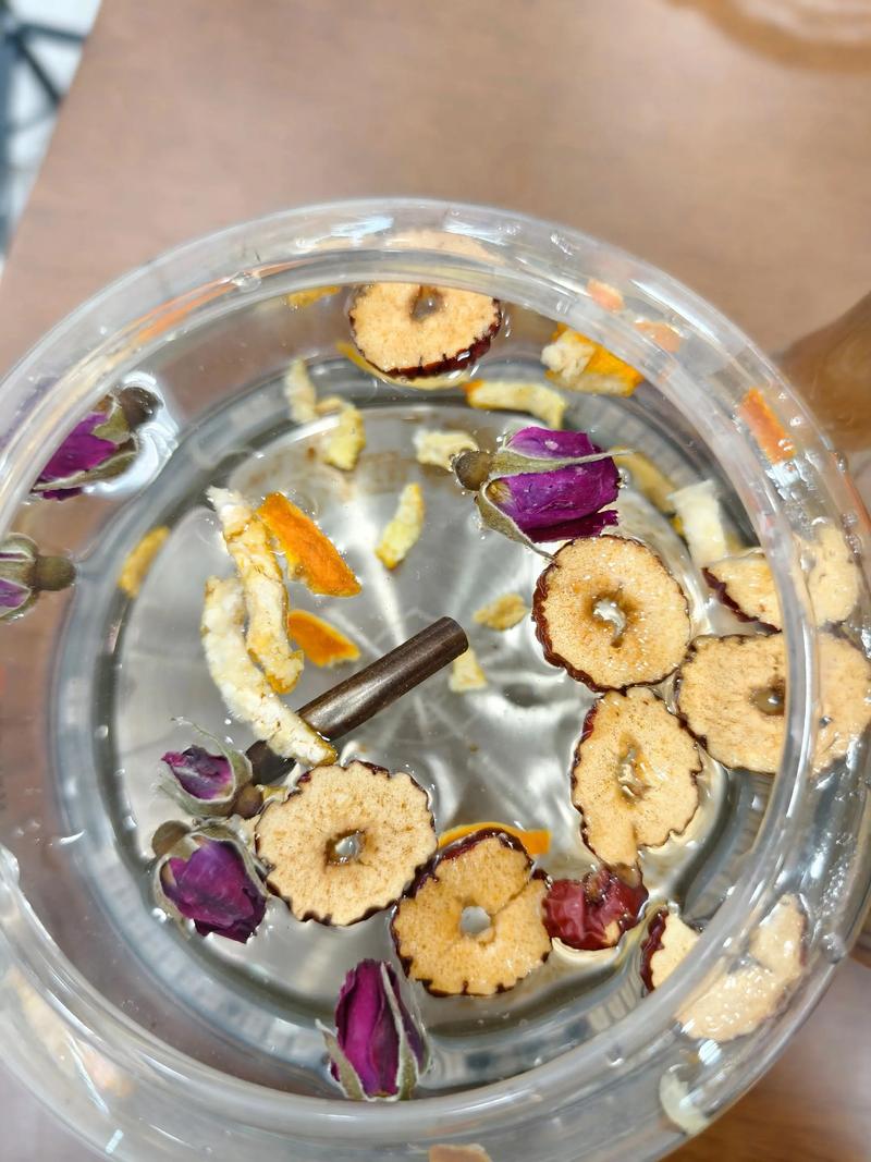 红枣菊花玫瑰花陈皮可以一起泡水吗?一篇文章讲清搭配与禁忌 安全性:哪些人需要特别注意?