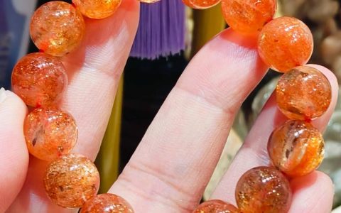 一颗金草莓晶多少钱？2025年价格区间与影响因素全解析