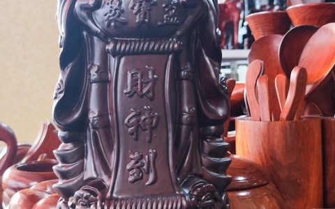 黑檀木与黄花梨木全面对比：哪个更值得家庭园艺种植？
