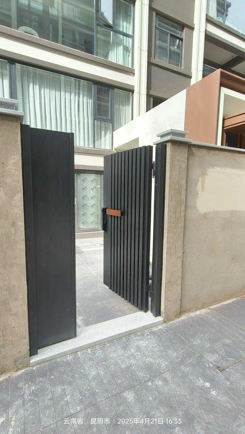 花园房门用什么材料好?四种材料最推荐 一、实木门:最自然的园艺气息