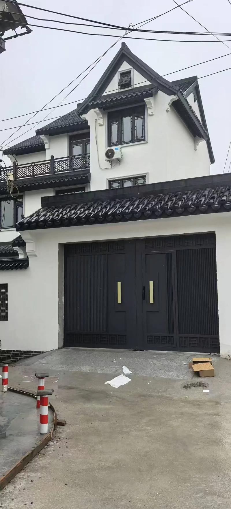 花园房门用什么材料好?四种材料最推荐 四、PVC塑木/复合门:经济实用不怕水