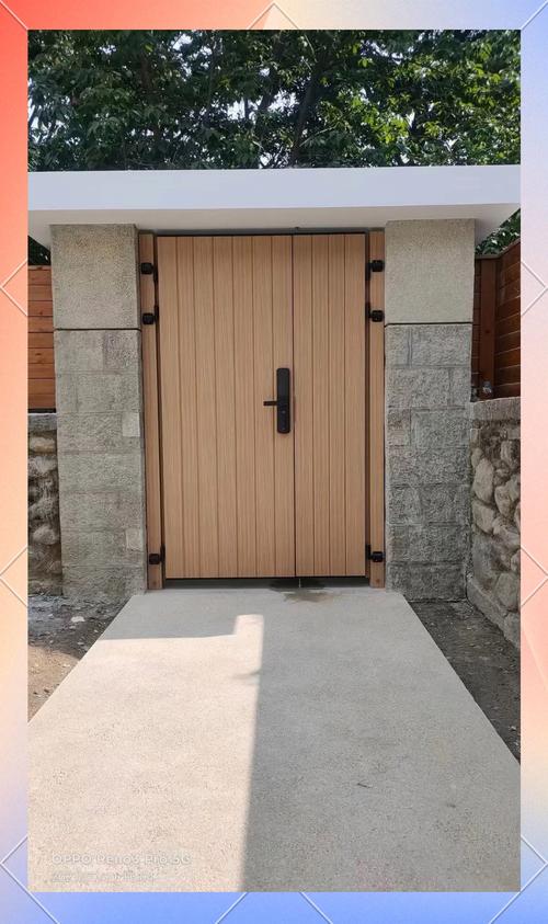 花园房门用什么材料好?四种材料最推荐 三、铝合金门:轻便耐用省心之选