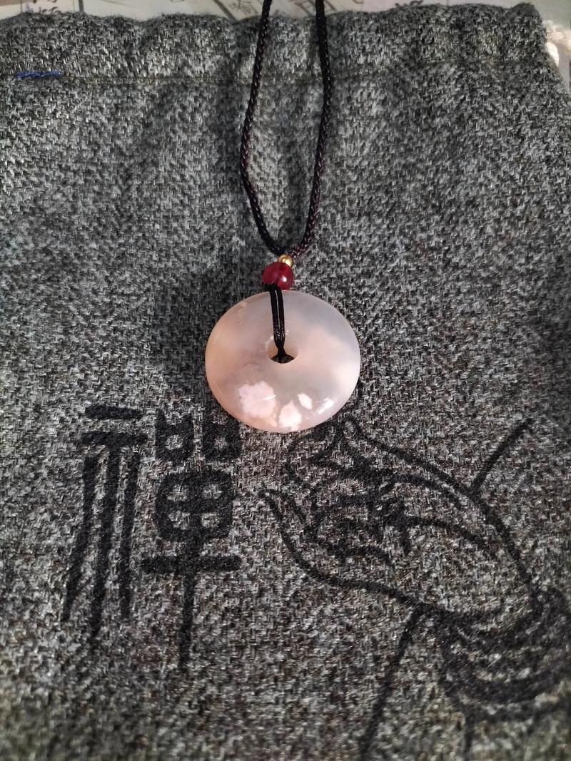 樱花玛瑙吊坠多少钱?2025年价格参考与影响因素解析 产地影响:发货区域与品质关联成本