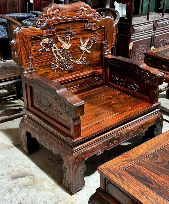 阔叶黄檀与缅甸花梨全面对比：哪个更适合家具收藏？