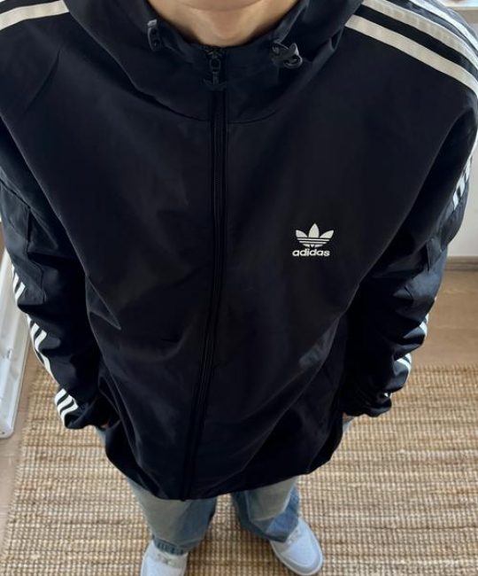 adidas属于什么档次？一线运动品牌的中高端定位解析