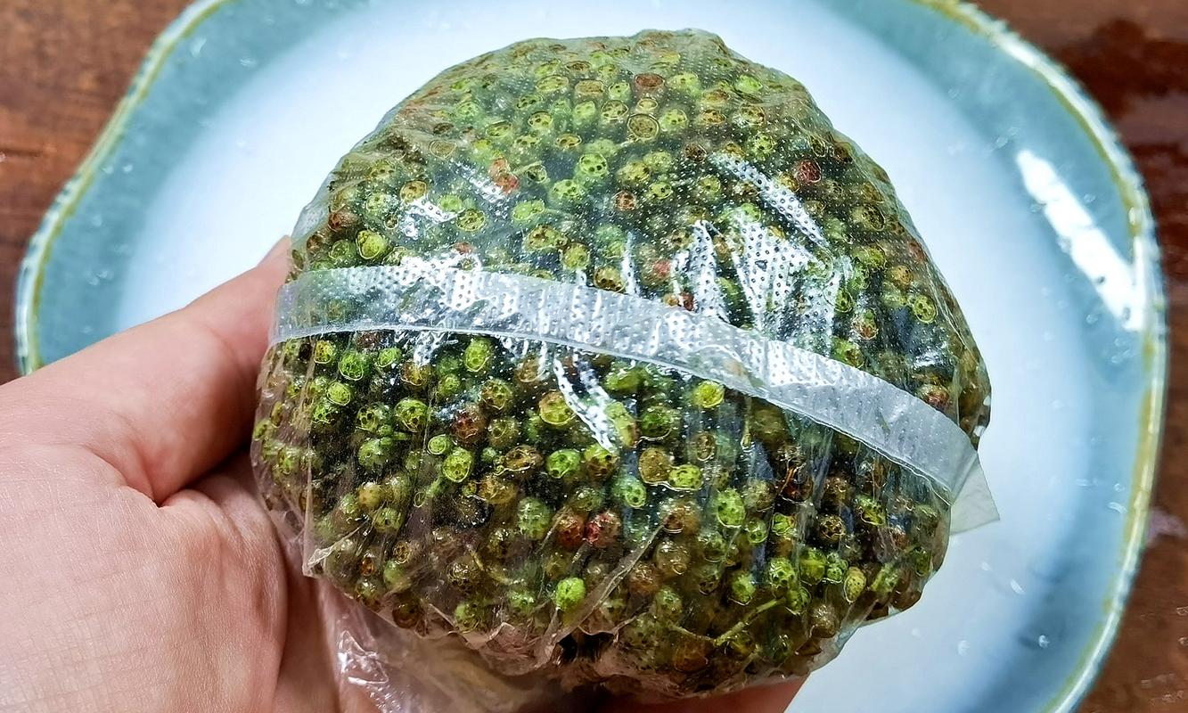 生青花椒怎样保鲜不变色?从采摘到储存的实用技巧全解析 焯水冷冻:翠绿定格的经典工艺