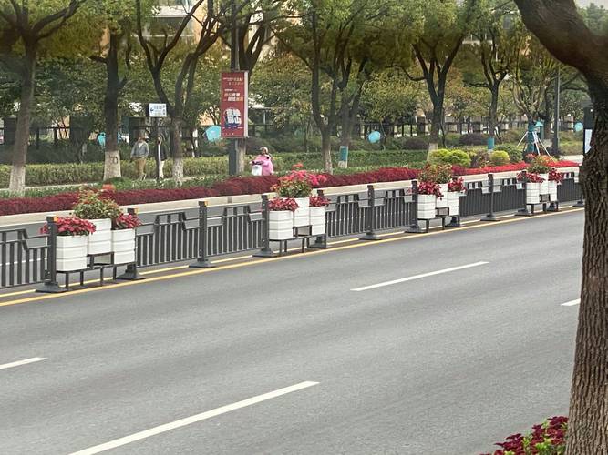 市政PVC花箱护栏怎么样? 一、什么是市政PVC花箱护栏