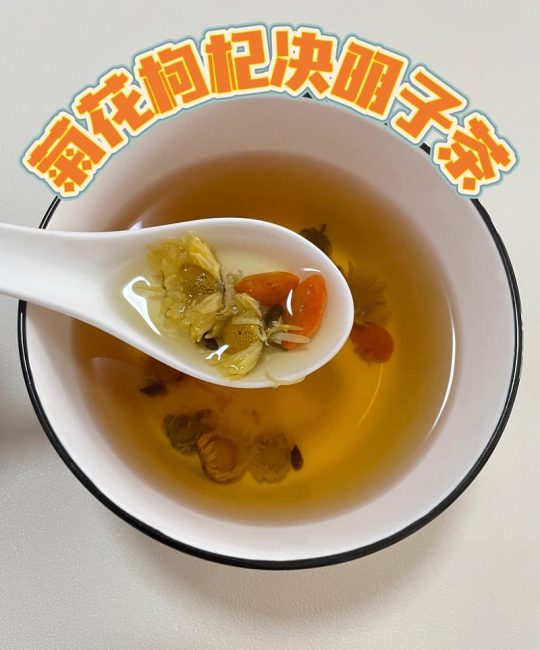 菊花枸杞芡实泡水：一杯清润养生的家常茶饮科普