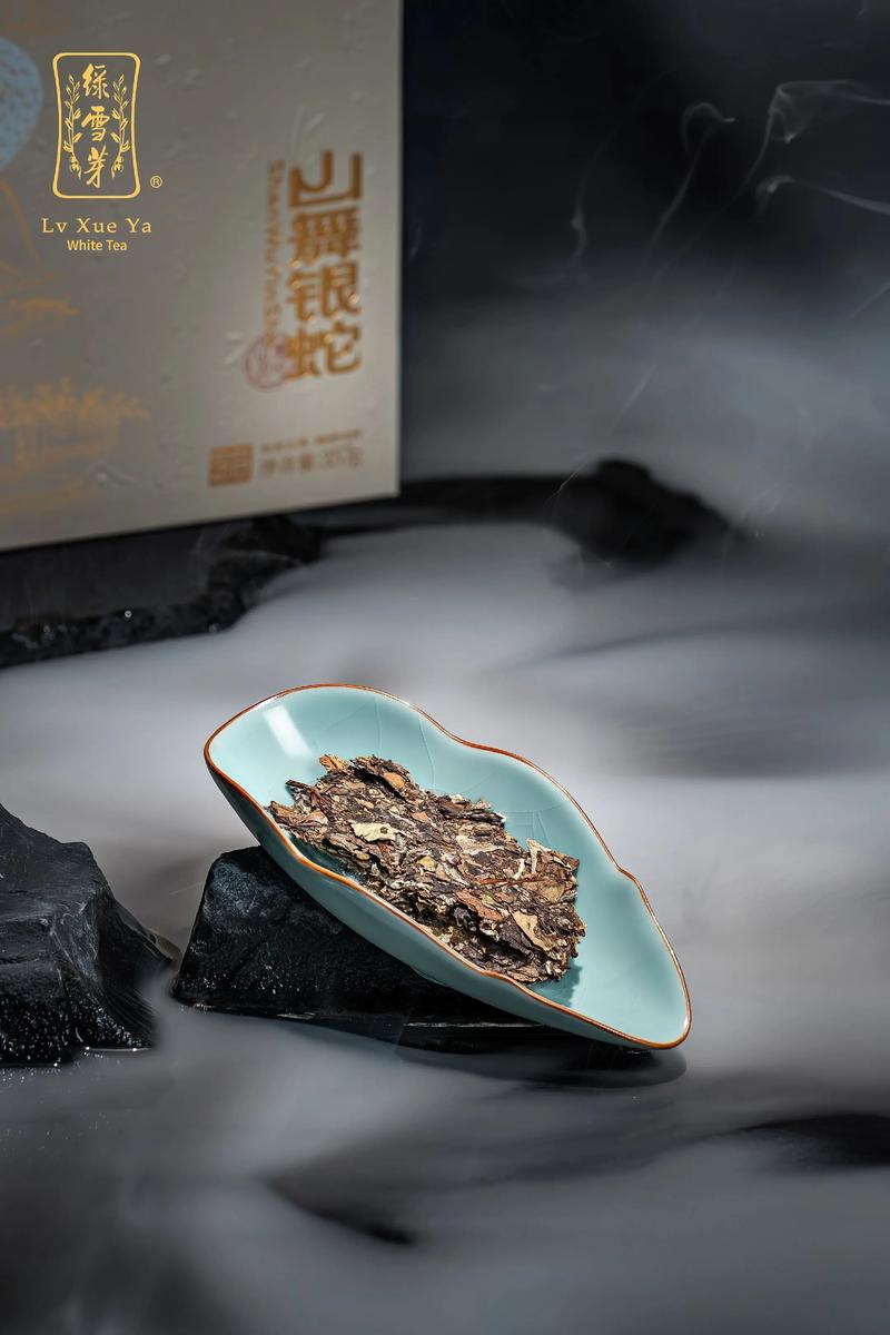 白茶、绿茶与红茶哪个好?2026年全方位对比与选购指南 白茶、绿茶与红茶哪个好?2026年全方位对比与选购指南