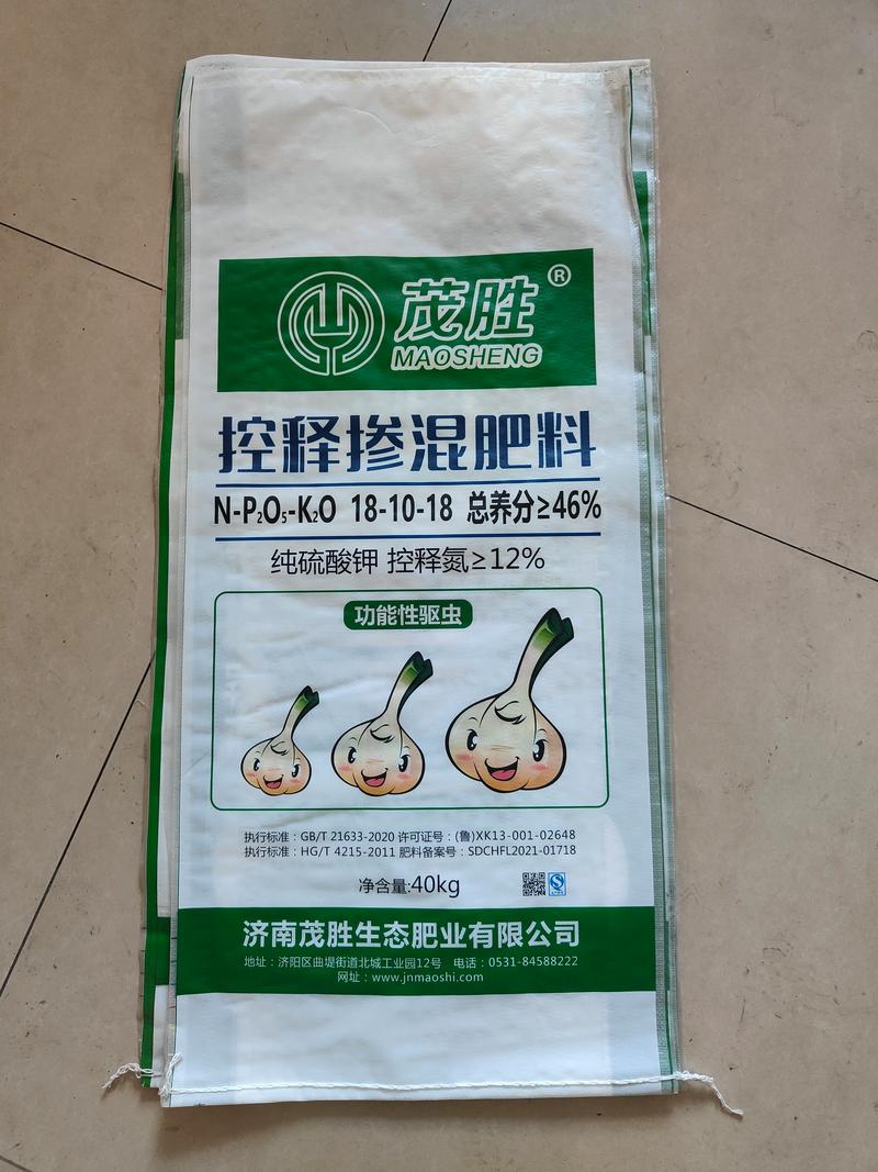 小麦年后追肥用什么肥料好?手把手教你选对肥、用对量 浇水:年后返青期,水分管理要“看天看地看苗”