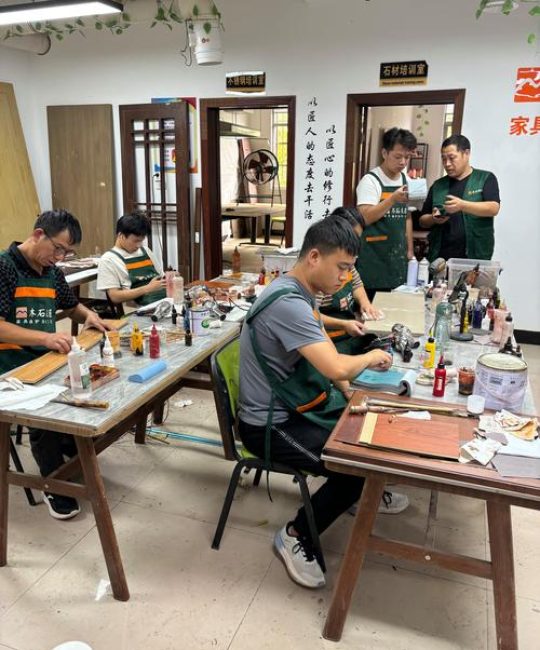 黄杨木家具保养与苗木养护：绿篱造型苗的修剪与成型技术