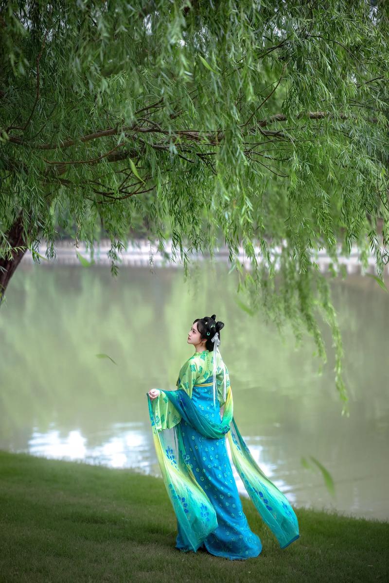 从“碧玉妆成一树高”看柳树的诗意与园艺之美 一、把柳树比作“碧玉”——那是春日初生的温润