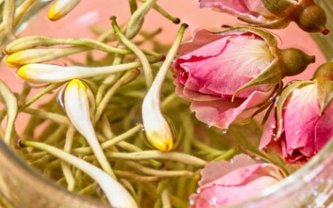金银花和玫瑰花一起泡，好处多还是风险多？一篇说清食用、药用与安全