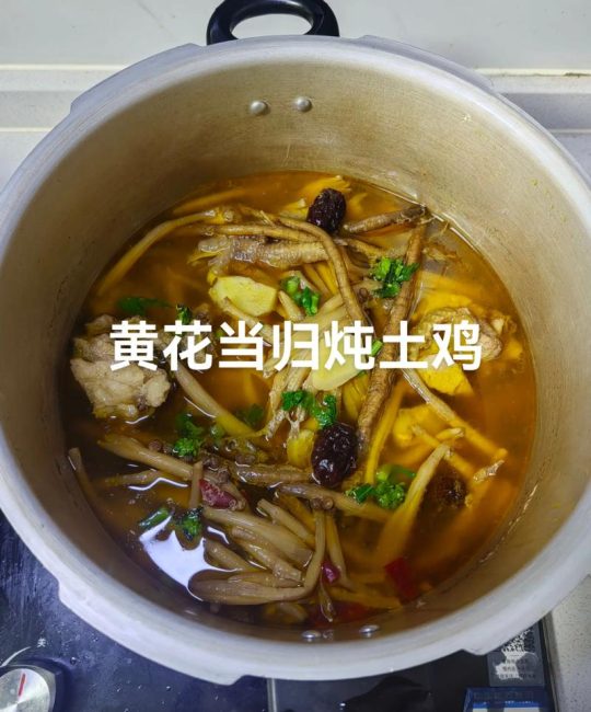 鸡和黄花菜能一起炖吗？——花园里的共生之道
