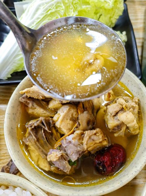 鸡和黄花菜能一起炖吗?——花园里的共生之道 三、共生的设计逻辑与注意事项