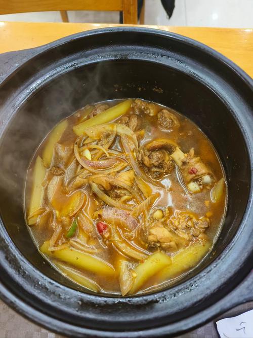 鸡和黄花菜能一起炖吗?——花园里的共生之道 二、黄花菜:观赏与食用兼具的多年生植物