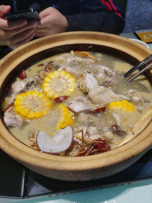 鸡和黄花菜能一起炖吗?——花园里的共生之道 四、回到烹饪:到底能不能一起炖?