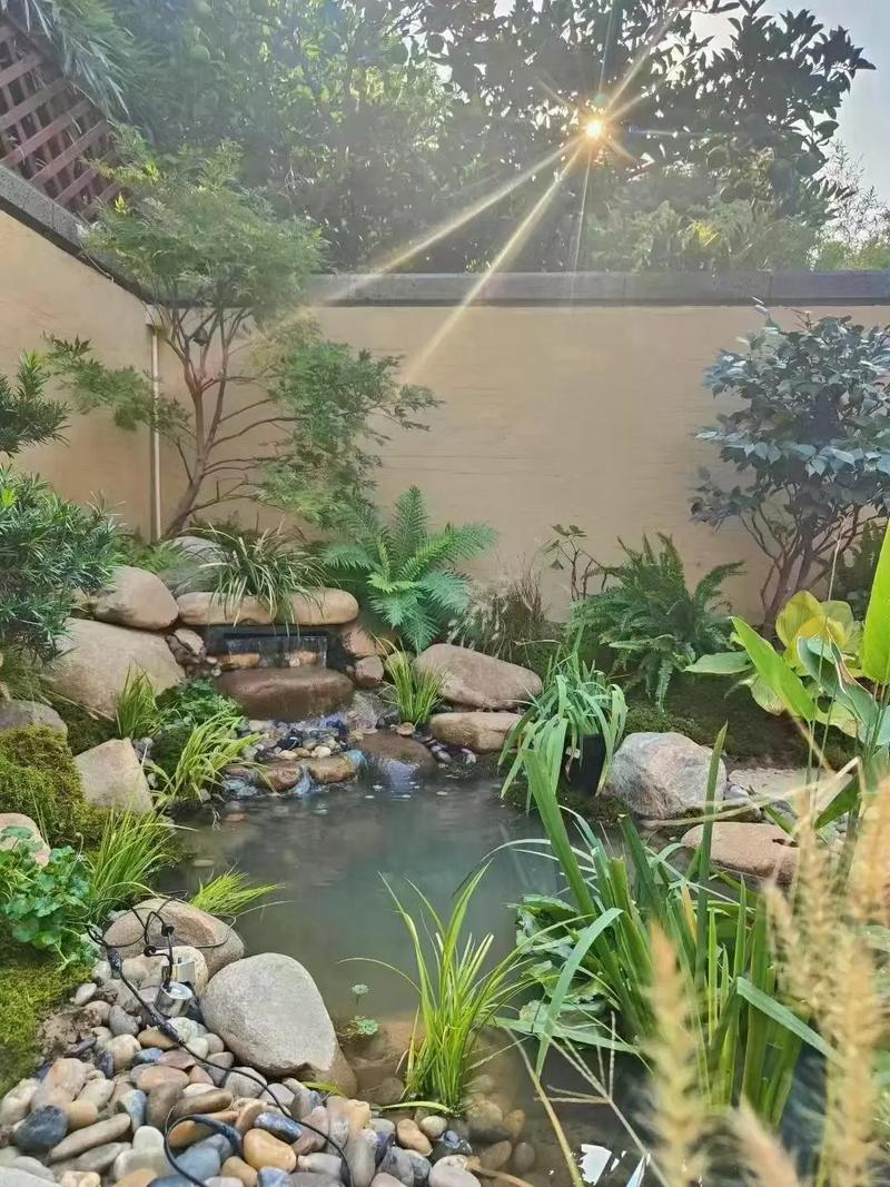 鱼池边适合栽什么植物?打造生态与美观兼具的庭院水景 三、耐湿灌木与地被:柔化过渡,丰富层次