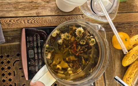菊花与陈皮搭配：一杯清火养眼的庭院茶饮