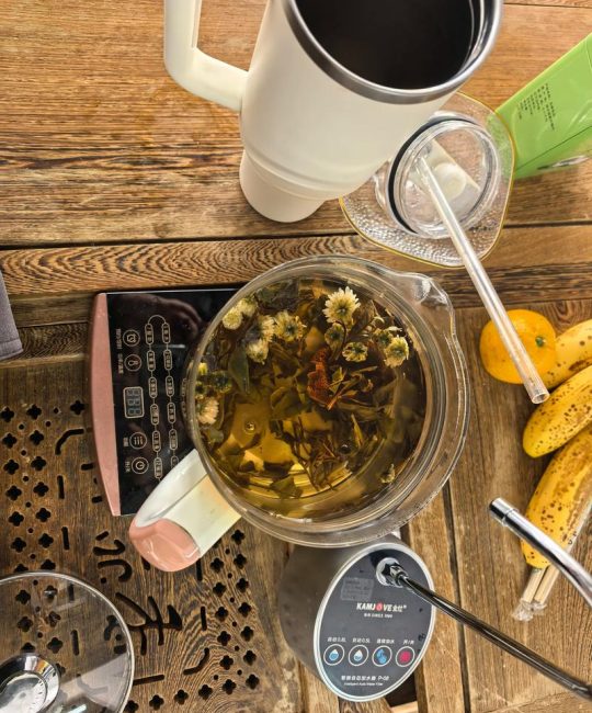 菊花与陈皮搭配：一杯清火养眼的庭院茶饮
