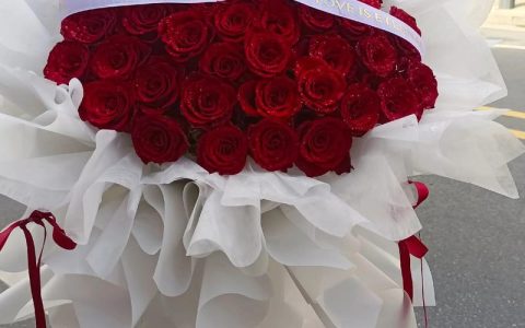 红玫瑰花束怎么养久一点？延长花期保鲜全攻略，让爱意多停留几天