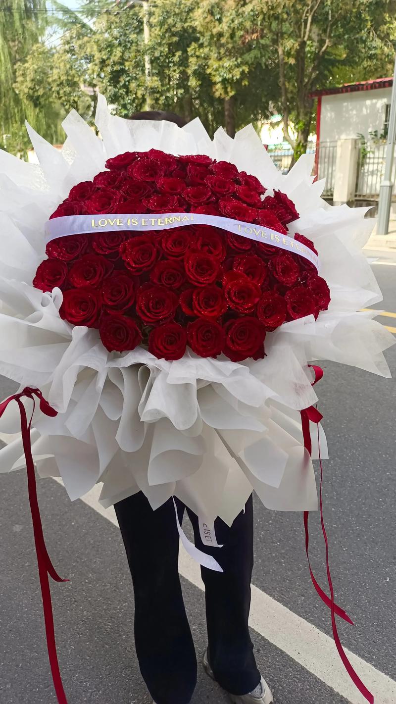 红玫瑰花束怎么养久一点?延长花期保鲜全攻略,让爱意多停留几天 红玫瑰花束怎么养久一点?延长花期保鲜全攻略,让爱意多停留几天