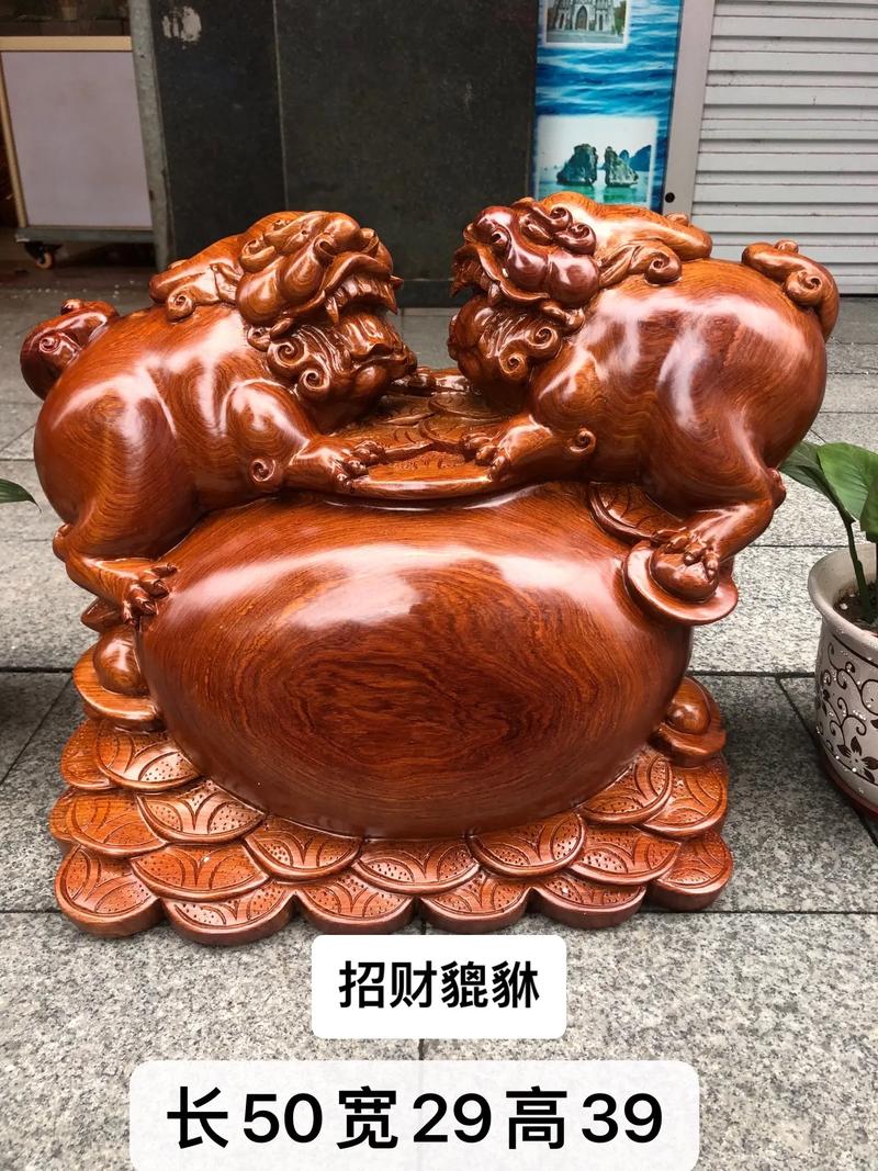 花梨木貔貅摆在家的什么位置?园艺与风水的完美融合 三、客厅财位:与大型绿植的默契搭档