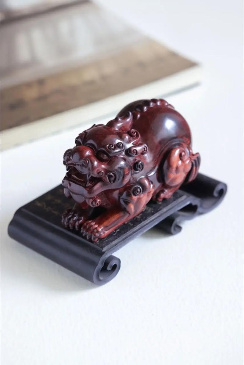 花梨木貔貅摆在家的什么位置?园艺与风水的完美融合 六、卧室角落:柔和与安宁的平衡点