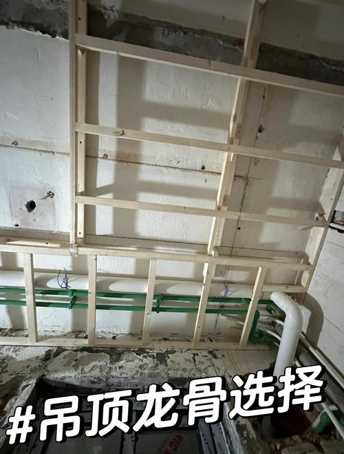 吊顶木龙骨价格多少钱?2025年参考区间与五大影响因素分析 规格:尺寸与材质直接决定单价