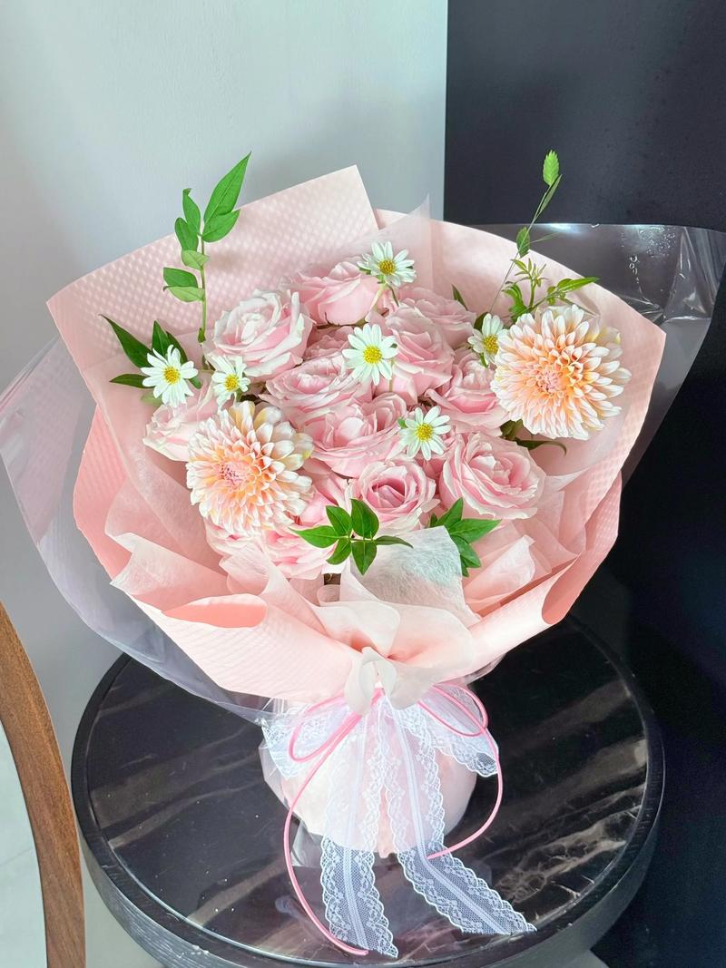 插花小雏菊配什么花?5种搭档花材与养护全攻略 光照与水肥精准方案